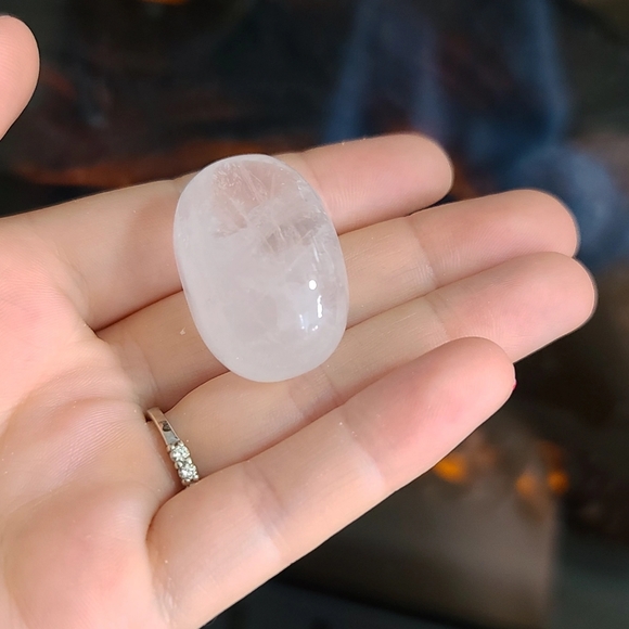 Clear Quartz Tumble stone in a gift box - Picture 3 of 3